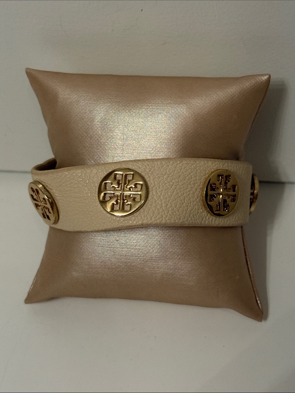 NEW BRACELET CREAM LEATHER GOLD TONE T MEDALLIONS SNAP CLOSE 7.5”-8”